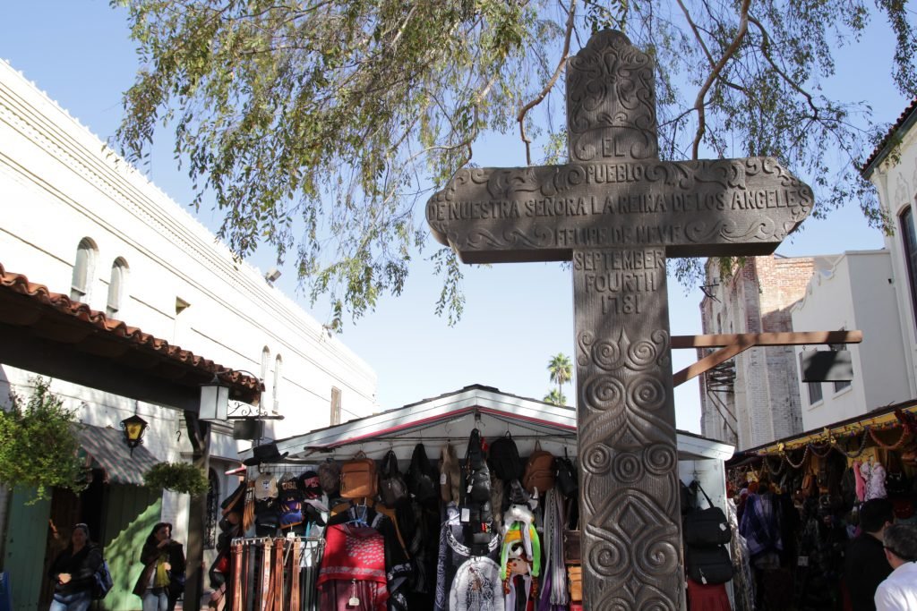 Monumento a la Santa Cruz , en la Iglesia de la Placita Olvera en Los Angeles California. Autoridades eclesiásticas prohibieron cantar en las misas o en cualquier acto religioso, los cantos del desaparecido sacerdote Cesáreo Garabáin, acusado de abuso sexual. Foto Maria T. Morales
