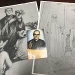 El cónsul general de El Salvador en Manhattan, José Vicente Chinchilla, muestra el boceto del mural en homenaje a la canonización de Monseñor Romero