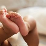 Abandonan a bebé recien nacido en avión