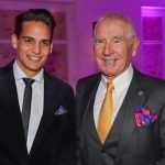 un hombre de 27 años fue adoptado por un príncipe que le heredará todos sus bienes