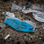 Otro devastador efecto de la pandemia: toneladas de desechos sanitarios inundan el planeta