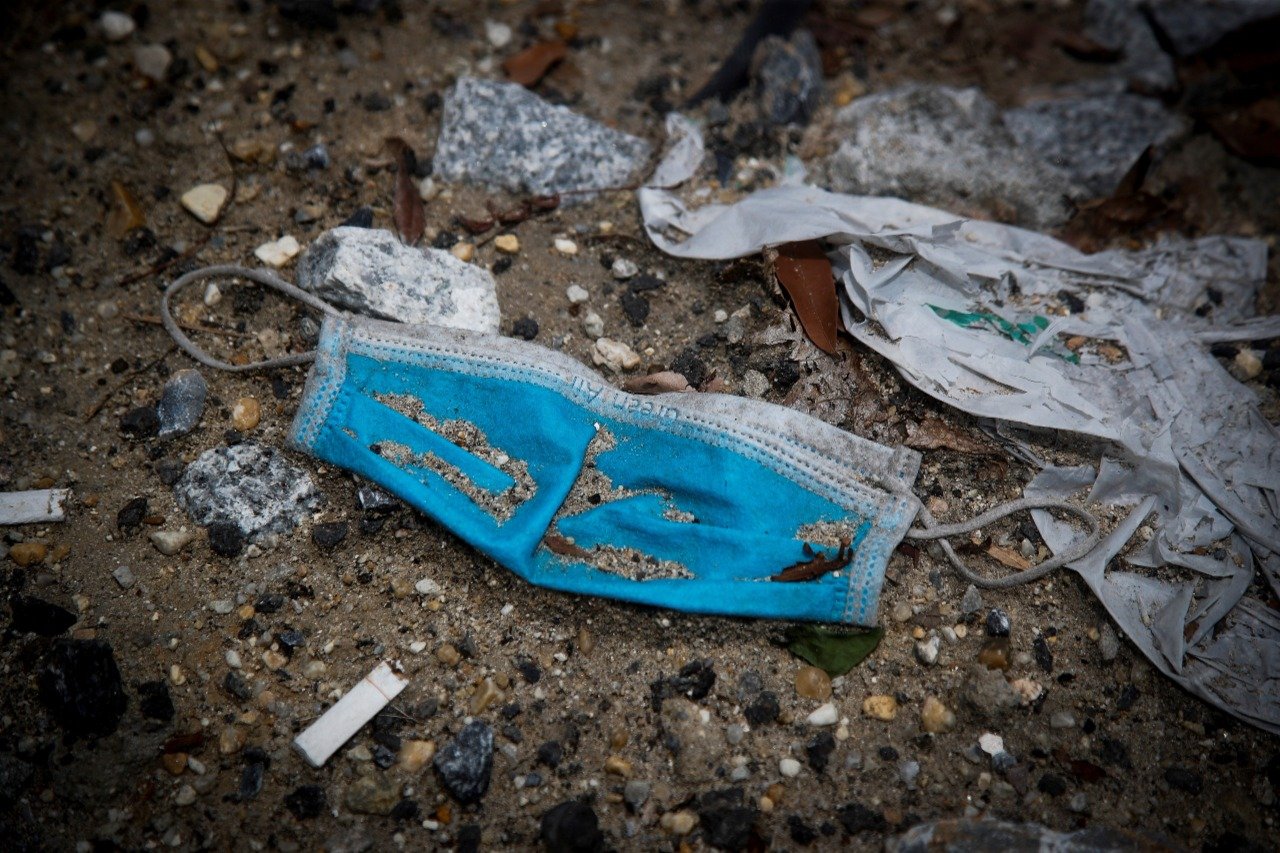 Otro devastador efecto de la pandemia: toneladas de desechos sanitarios inundan el planeta