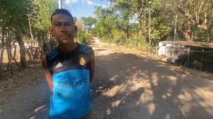 Julio Guevara y su comunidad San José en Guazapa, al norte de San Salvador, llevan más de 20 años esperando por la pavimentación de la calle principal. Foto: Cortesía.